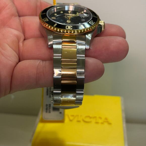 Invicta Pro Diver 37158 Men's Quartz Watch 40mm Black Dial Two Tone Bracelet - Picture 15 of 17